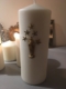Une bougie Ave Maria de Bijoux de Bougies avec une figurine dorée d'une femme et sept étoiles, rappelant la brocante 93. D'autres bougies et objets décoratifs sont à l'arrière-plan. Brocante 93
