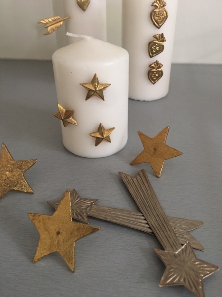 Les Bijoux de Bougies Etoiles, ornés d'élégants ornements en forme d'étoiles dorées, évoquent un charme intemporel ; tout autour sont dispersés d'autres décors en forme d'étoiles et de flèches dorées, rappelant une allure brocante 93. Brocante 93
