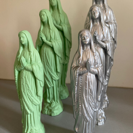 Six statues Vierges POP 25cm, trois argentées et trois vertes, disposées en deux rangées sur une surface grise, évoquent un charme brocante 93. Brocante 93