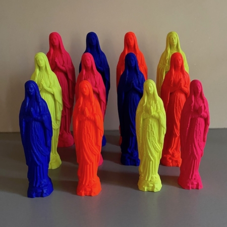 Les statues Vierges POP 17cm sont disposées en rangées sur un fond uni, dégageant un charme rétro. Brocante 93