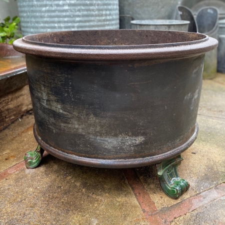 Un Fût Industriel 1940 VENDU se dresse sur une surface en pierre, dégageant un charme rétro alors qu'il se mêle à d'autres contenants en métal vintage. Brocante 93