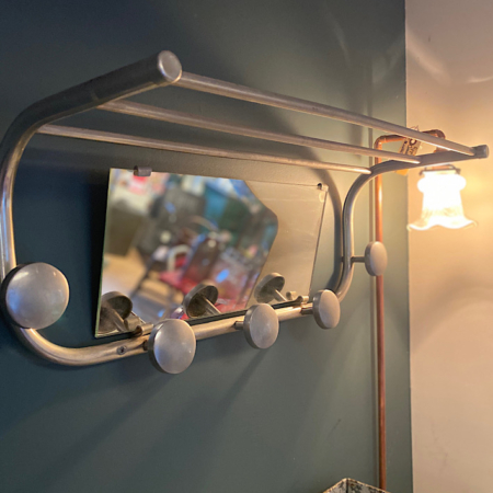 Adoptez une touche rétro dans votre entrée avec le Porte-Manteaux 1960 VENDU, un porte-manteau mural vintage doté de crochets, d'une étagère, d'un miroir derrière et d'une applique en verre éclairée sur le côté. Brocante 93
