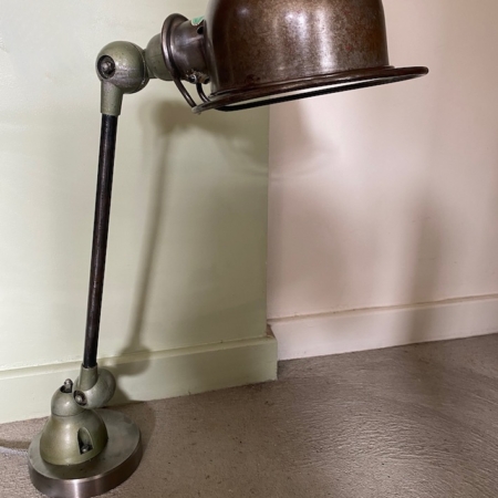 Lampe Jielde 1960 VENDU, une lampe de bureau rétro industrielle dotée d'un abat-jour en métal en forme de dôme et de articulations réglables, se positionne parfaitement dans le coin d'une pièce pour ajouter du caractère à votre espace. Brocante 93