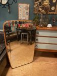 Le Miroir Rectangulaire 1970 VENDU s'adosse à une commode dans une pièce éclectique avec un tabouret, des fleurs séchées et des décorations diverses, évoquant une charmante ambiance rétro. Brocante 93