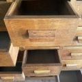 Ouvrez les tiroirs du Meuble de métier en bois 1940, chacun révélant des degrés d'ouverture différents. Brocante 93