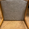 Le dessous de la Chaise Baumann modèle Traineau 1960 dévoile un panneau de tissu gris clair aux coutures apparentes, posé sur un parquet en bois massif. Brocante 93