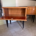 La "Paire de tables de nuit 1950" est une armoire en bois moderne du milieu du siècle avec une porte d'entrée ouverte, des pieds noirs et des pieds en métal, inspirée du design des années 1950. Brocante 93
