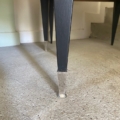 Les pieds de table noirs avec embouts de protection transparents sur béton évoquent le charme subtil des années 1950 de la Paire de tables de nuit 1950, rappelant les tables de nuit vintage classiques. Brocante 93