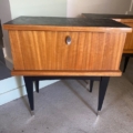 Paire de tables de nuit 1950 en bois, style moderne milieu de siècle, avec pieds noirs et embouts argentés, placés sur un sol clair. Brocante 93