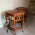 Paire de chevets bambou 1970 : deux tables hexagonales à plateaux à lattes et côtés décoratifs, idéales près des escaliers en intérieur. Brocante 93