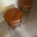 Une paire de chevets bambou 1970, avec plateaux à lattes, est posée sur un sol béton près d'un mur d'angle, évoquant le design vintage de cette époque. Brocante 93