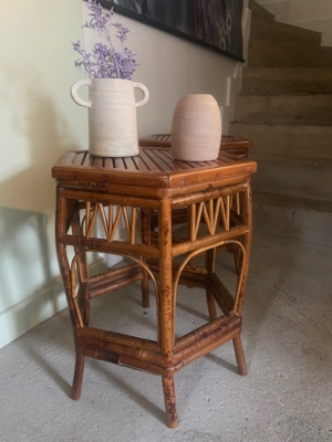 Paire de chevets bambou 1970, avec deux vases en céramique - dont un rempli de lavande - placés par des escaliers sur un sol en béton. Brocante 93