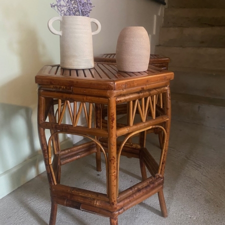 Paire de chevets bambou 1970, avec deux vases en céramique - dont un rempli de lavande - placés par des escaliers sur un sol en béton. Brocante 93