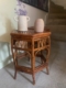 Paire de chevets bambou 1970, avec deux vases en céramique - dont un rempli de lavande - placés par des escaliers sur un sol en béton. Brocante 93