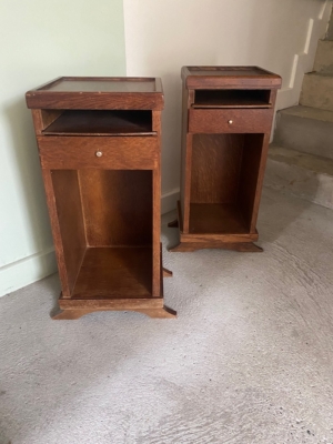 Deux tables de nuit en bois avec des étagères ouvertes et un tiroir chacune, placées sur un sol en béton par des escaliers. Brocante 93