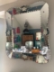 Le Miroir biseauté 1950 représente une salle à manger avec une table dressée et des serviettes colorées au mur, apportant un charme vintage au décor. Brocante 93