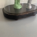 Deux statues peintes sur une base en bois foncé sous un dôme en verre, partiellement visible - un Globe de mariage de 1950. Brocante 93