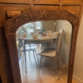 Le Miroir trumeau 1940 représente une table à manger avec des bols et des chaises dans une pièce ensoleillée. Brocante 93