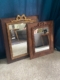 Deux miroirs en bois Miroir noeud PM 1940 ornés de nœuds délicats reposent sur un sol moquetté devant un rideau bleu et un canapé gris, rayonnant d'une élégance raffinée. Brocante 93