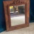 Le Miroir noeud PM 1940, un miroir en bois avec des détails sculptés, est adossé au mur et reflète les meubles. Brocante 93