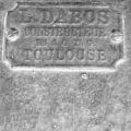 Une plaque métallique portant l'inscription "L. DABOS CONSTRUCTEUR 51.53.D.G TOULOUSE" indique que cette Table basse début XXème siècle date du début des années 1900. Brocante 93
