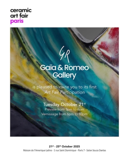 Affiche pour la participation de la galerie Gaia & Romeo à une foire d'art, avec en arrière-plan des œuvres d'art abstraites et colorées, présentant le produit passionnant EVENEMENT .. ;. Brocante 93