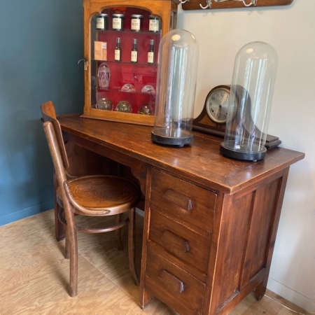 Le Bureau maitre d'école 1960 se trouve à côté d'une armoire et de crochets muraux, associés à des bocaux, des horloges et des coupoles en verre pour créer l'espace de travail vintage parfait. Brocante 93