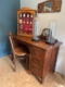 Le Bureau maitre d'école 1960 se trouve à côté d'une armoire et de crochets muraux, associés à des bocaux, des horloges et des coupoles en verre pour créer l'espace de travail vintage parfait. Brocante 93