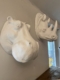 Trophées muraux résine : sculptures murales d'hippopotames et de rhinocéros, fabriquées en résine et montées côte à côte comme d'élégants trophées muraux sur un mur de couleur claire. Brocante 93