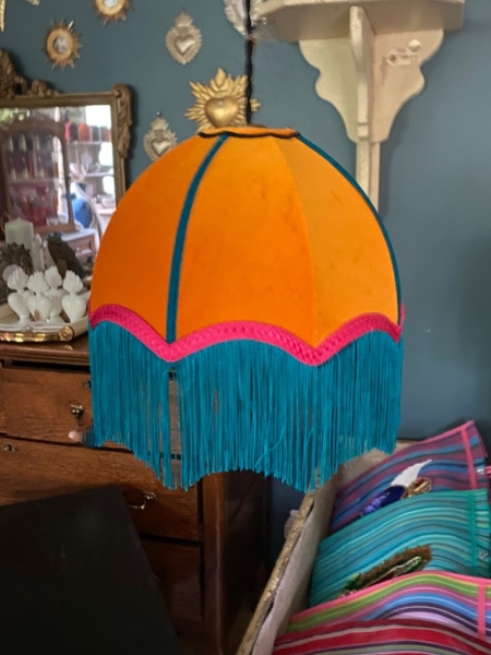 L'abat-jour Baladeuse bohème chic rose, avec son orange vif, ses franges bleues et ses bordures roses, ajoute une touche vintage élégante à n'importe quelle pièce. Brocante 93