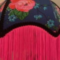 Baladeuse bohème chic rose - tissu floral coloré avec franges roses, parfait pour ajouter un charme fantaisiste aux chapeaux ou aux lampes boho. Brocante 93