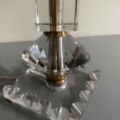 Base de la Lampe pied en verre vintage 1940 en cristal clair et accents en laiton, présentée sur une surface grise. Brocante 93