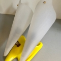 La Paire d'appliques vintage 1960 est une lampe sculpturale composée de deux abat-jours en verre dépoli de forme conique posés sur une base abstraite jaune brillante, s'inspirant des styles d'appliques vintage. Brocante 93