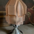 Lampe Art Déco 1930 : l'abat-jour géométrique en verre dépoli et la base chromée reposent sur une surface grise - un hommage élégant au style Art Déco des années 1930. Brocante 93