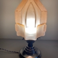 La Lampe Art Déco 1930 est dotée d'un abat-jour géométrique en verre dépoli et d'une base métallique élégante. Lorsqu'elle est allumée, elle incarne l'élégance audacieuse du design Art Déco des années 1930. Brocante 93