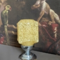 La Lampe verre 1950, une lampe en verre texturé jaune avec une base chromée inspirée du design des années 1950, est placée devant une peinture murale représentant un singe et un perroquet. Brocante 93