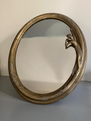 Miroir Art Déco 1930 : Miroir rond vintage avec un cadre doré orné d'une femme sculptée s'appuyant sur le côté droit - un exemple élégant du design Art Déco des années 1930. Brocante 93