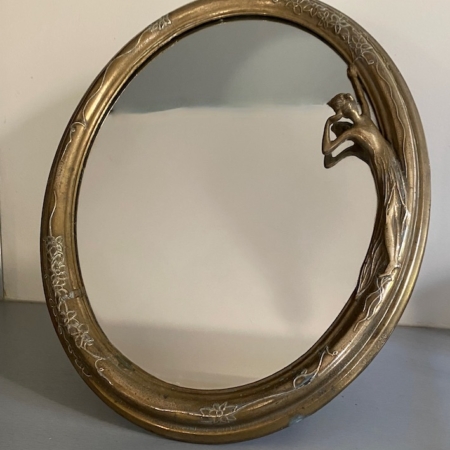 Miroir Art Déco 1930 : Miroir rond vintage avec un cadre doré orné d'une femme sculptée s'appuyant sur le côté droit - un exemple élégant du design Art Déco des années 1930. Brocante 93