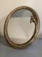 Miroir Art Déco 1930 : Miroir rond vintage avec un cadre doré orné d'une femme sculptée s'appuyant sur le côté droit - un exemple élégant du design Art Déco des années 1930. Brocante 93