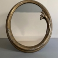 Miroir Art Déco 1930-Miroir rond avec un cadre en bronze orné d'une figure de femme en relief sur la droite, témoignant de l'élégance de l'artisanat des années 1930. Brocante 93