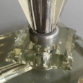 Gros plan sur la Lampe pied en verre vintage 1940, dotée d'une base en verre facetté, d'accessoires en métal et d'un cordon d'alimentation visible, qui témoigne d'une élégance intemporelle. Brocante 93