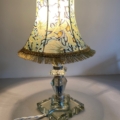 La Lampe pied en verre vintage 1940 est dotée d'un abat-jour à motifs floraux et d'une base décorative en verre, diffusant une lumière douce - idéale pour ajouter un charme vintage à votre espace. Brocante 93
