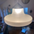 La suspension Suspension verre & opaline 1940, un luminaire en verre dépoli, émet une lueur chaleureuse lorsqu'elle est suspendue dans une pièce douillette aux contours flous. Brocante 93