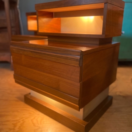 Paire de chevets SIMAT 1970, table de nuit avec lumières intégrées, étagère ouverte et tiroirs, présentée sur un sol en bois. Brocante 93