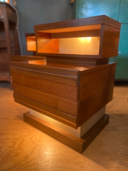 Paire de chevets SIMAT 1970, table de nuit avec lumières intégrées, étagère ouverte et tiroirs, présentée sur un sol en bois. Brocante 93