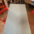 La Table bistrot Formica 1950, une pièce rectangulaire bleu clair associée à deux chaises rouges, apporte un charme vintage des années 1950 à n'importe quel café confortable et rustique. Brocante 93