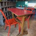 La table de bistrot Formica rouge 1950, associée à des chaises en métal rouge et à un cadre en bois, apporte un charme rétro et un style café classique des années 1950 à n'importe quel intérieur. Brocante 93