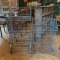 Deux Casiers d'épicerie Caddie 1970 sont placés côte à côte dans une pièce de style vintage au décor éclectique des années 1970. Brocante 93