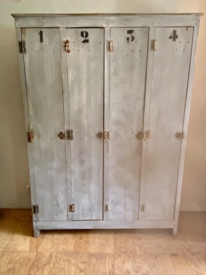 Charmant meuble vintage, le « Vestiaire en bois 1940 » est une armoire à quatre portes peinte en blanc, avec les chiffres 1 à 4 inscrits sur chaque porte, qui incarne à la perfection le style classique des vestiaires français des années 1940. Brocante 93