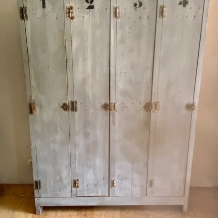 Charmant meuble vintage, le « Vestiaire en bois 1940 » est une armoire à quatre portes peinte en blanc, avec les chiffres 1 à 4 inscrits sur chaque porte, qui incarne à la perfection le style classique des vestiaires français des années 1940. Brocante 93